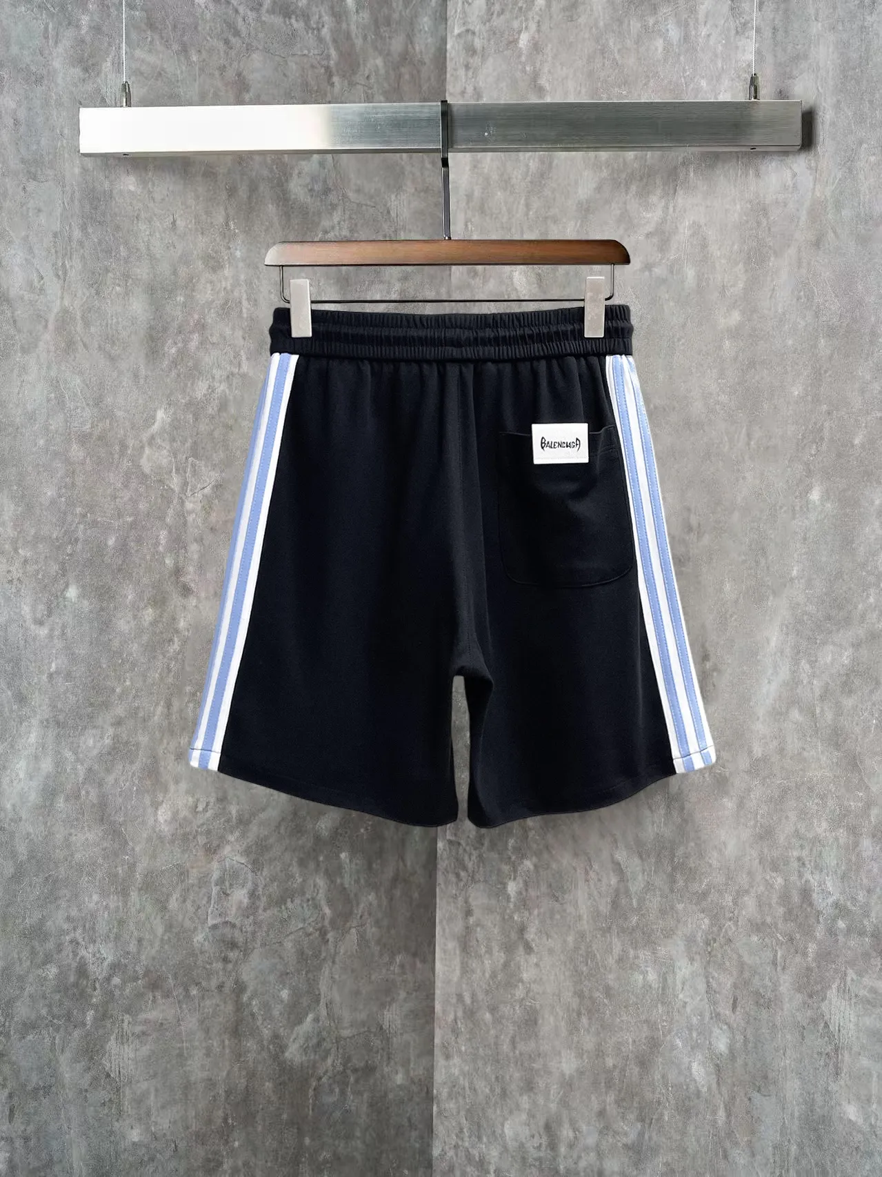 Balenciaga's three-standard complete 2026 summer New Arrival men's casual shorts, advanced custom-made Breathable fabric, Breathable fabric, extremely stretchy and comfortable, impeccable details, top-grade accessories, original logo design concept, delicate and soft feel! The upper body fit is awesome! Size: M-XXXL Please state your height and weight when ordering